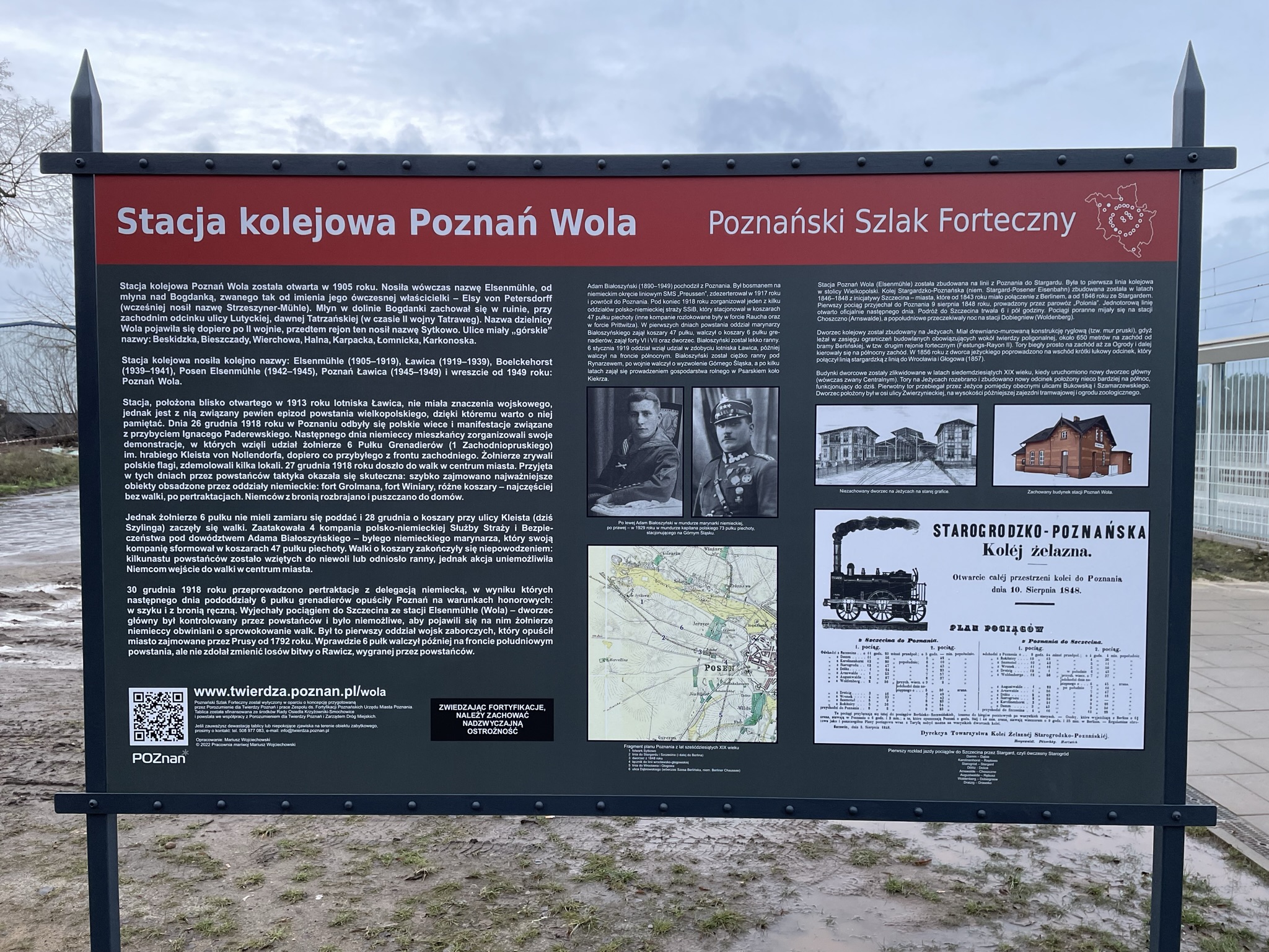 Tablica Pozna�skiego Szlaku Fortecznego na stacji kolejowej Pozna� Wola